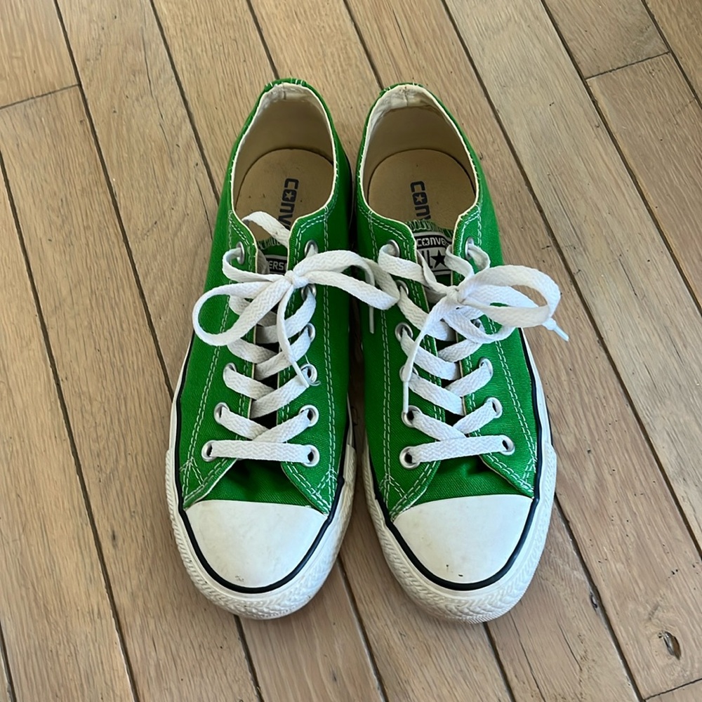 Apple green low top converse